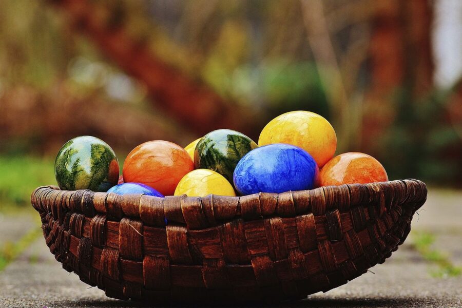 Easter, Ukraine, traditions, rituals, Christian, pagan, history, renewal, new life, Easter egg, Orthodox, Catholic, differences, holiday, customs, Vechernyaya Pasha, Great Lent, resurrection, Jesus Christ, Holy Week, Maundy Thursday, Good Friday, Easter Saturday, mass, church services, egg hunts, Pysanky, batik, folk designs, symbols, colors, rebirth, spring